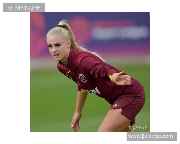 最美球星太太齐聚绿茵场演绎浪漫与激情的足球盛宴
