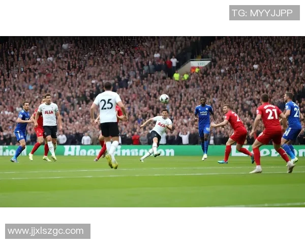 球星妻子同场竞技掀起绿茵风暴上演别样足球激情故事