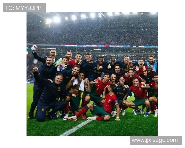 足球球星热情瞬间 粉丝尖叫声中展现超凡魅力 足球球星热情瞬间 粉丝尖叫声中展现超凡魅力